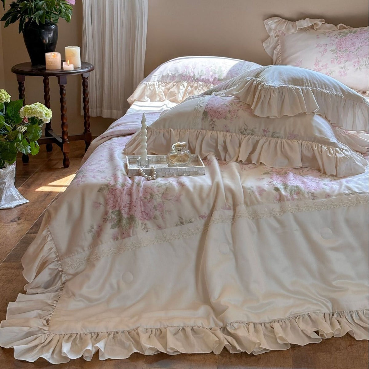 Satin Kissenbezug mit Rüschen, Spitzenborte und Blumeneinsatz