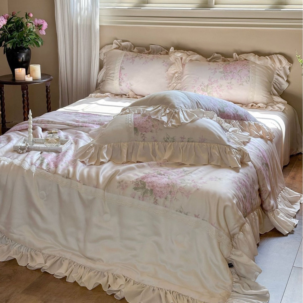 Satin Kissenbezug mit Rüschen, Spitzenborte und Blumeneinsatz
