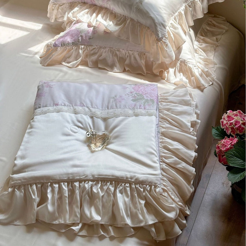 Satin Kissenbezug mit Rüschen, Spitzenborte und Blumeneinsatz