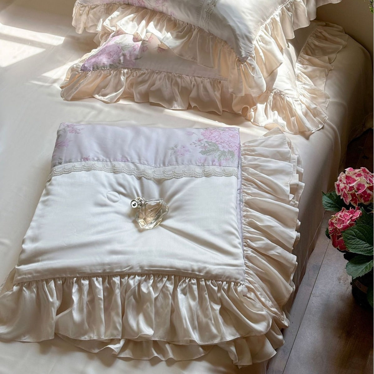 Satin Kissenbezug mit Rüschen, Spitzenborte und Blumeneinsatz