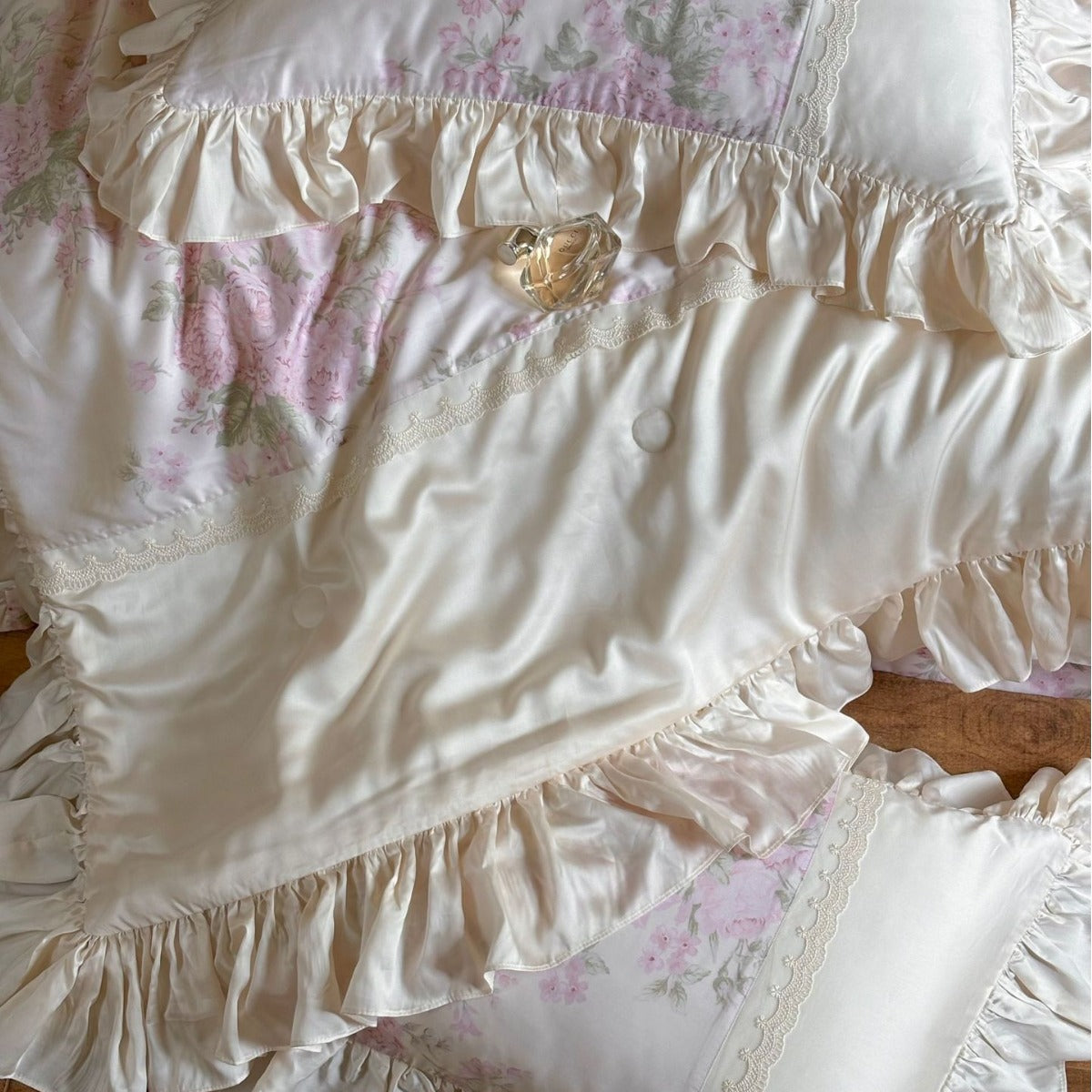 Satin Kissenbezug mit Rüschen, Spitzenborte und Blumeneinsatz