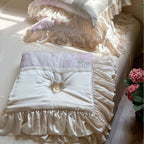 Satin Kissenbezug mit Rüschen, Spitzenborte und Blumeneinsatz