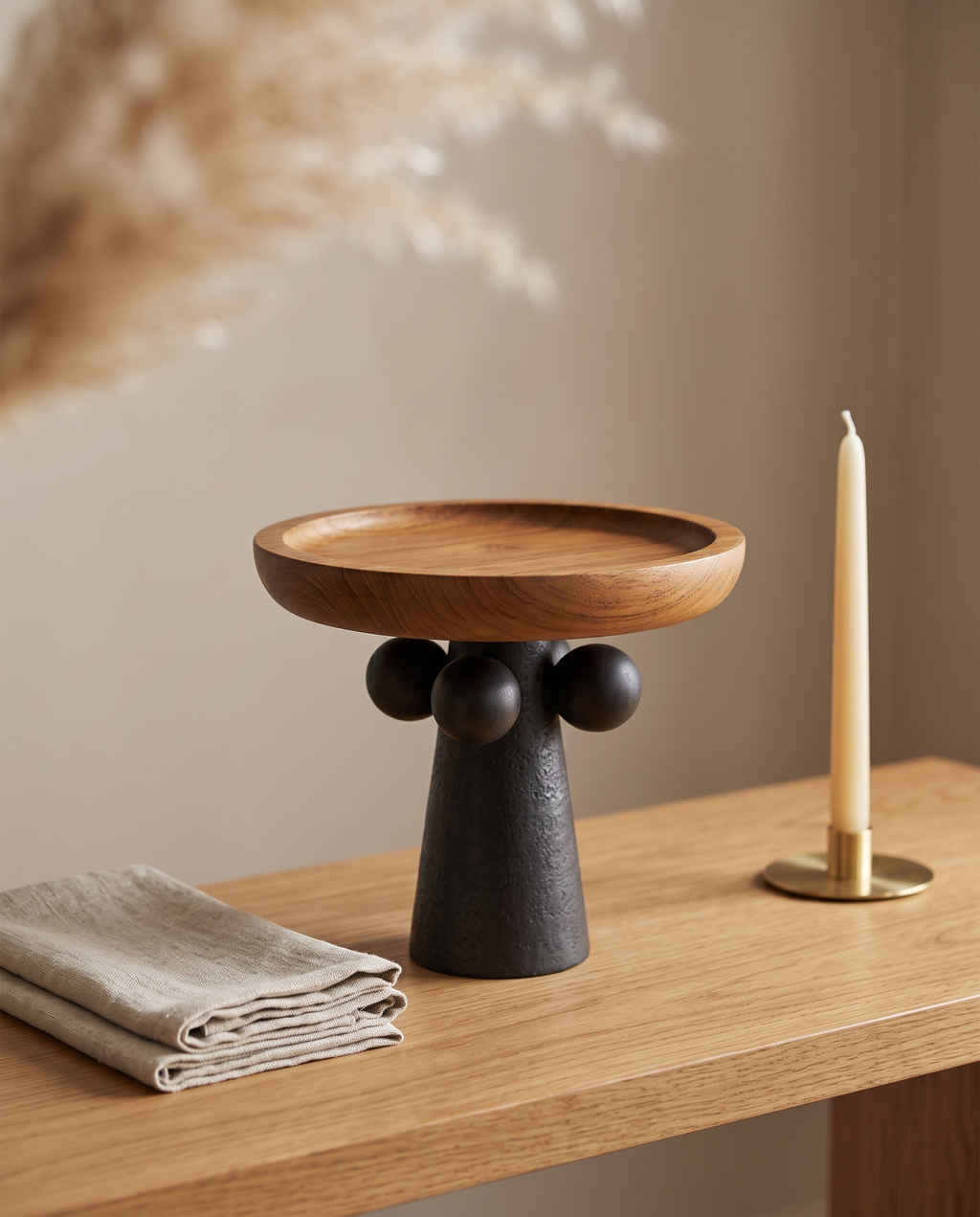Tablett aus Massivholz mit gedrechseltem Standfuss, Dekotablett