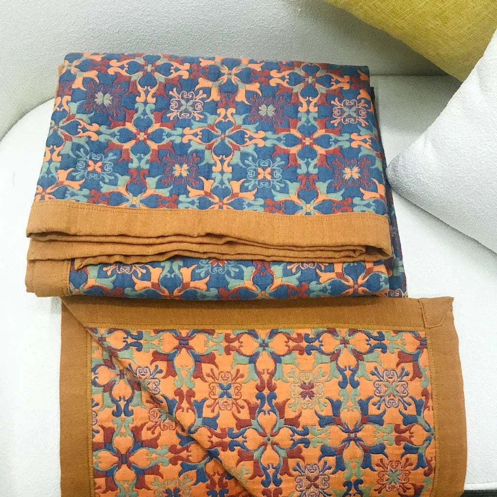 Tagesdecke mit geometrischem Blütenmuster und breiter Einfassung