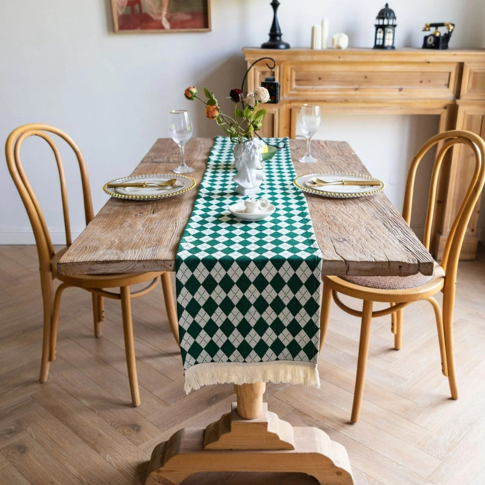 Tischläufer mit Rautenmuster und Fransen im Retrodesign