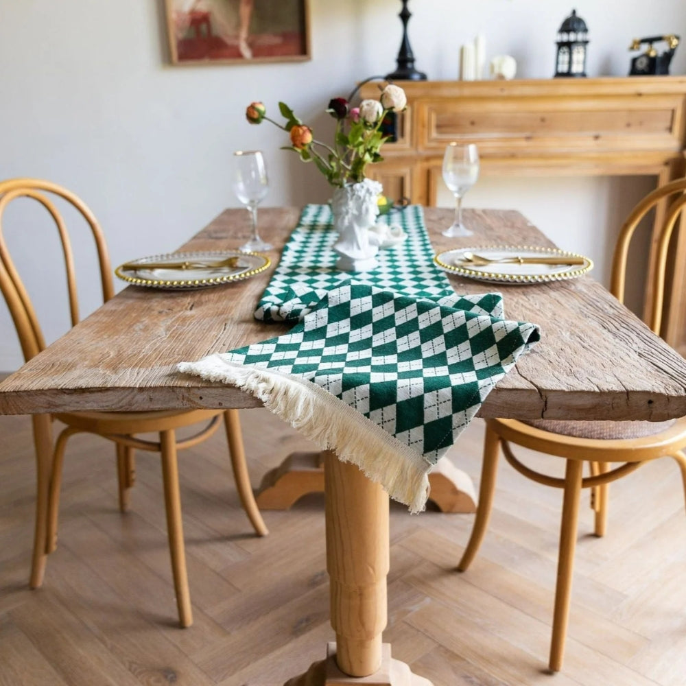 Tischläufer mit Rautenmuster und Fransen im Retrodesign
