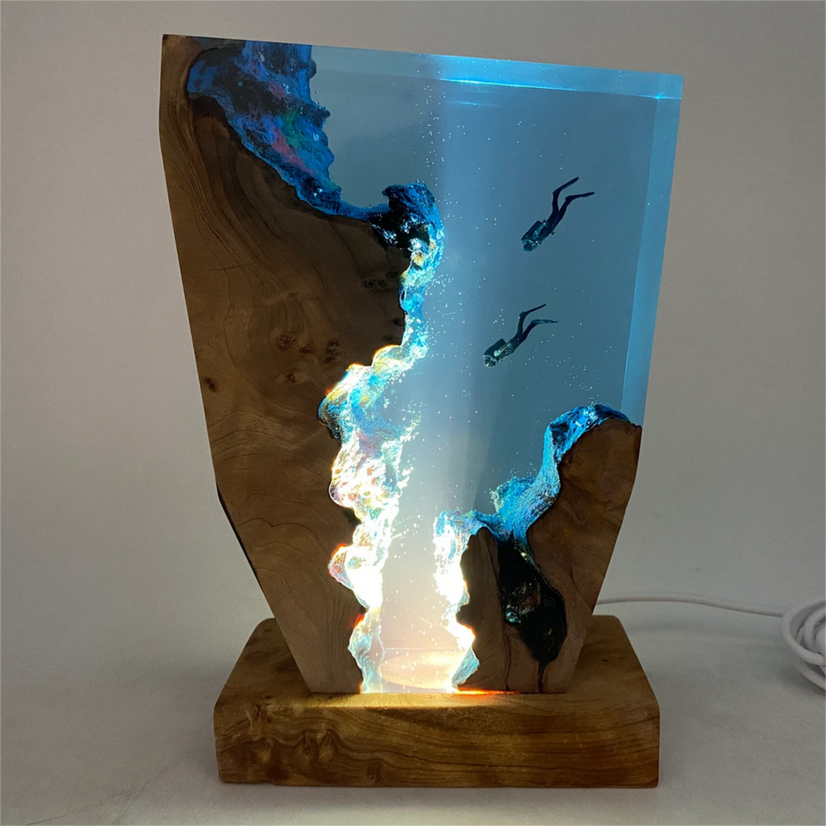 Tischlampe aus Holz mit LED-Beleuchtung und Unterwasser-Szene - Ansicht 2
