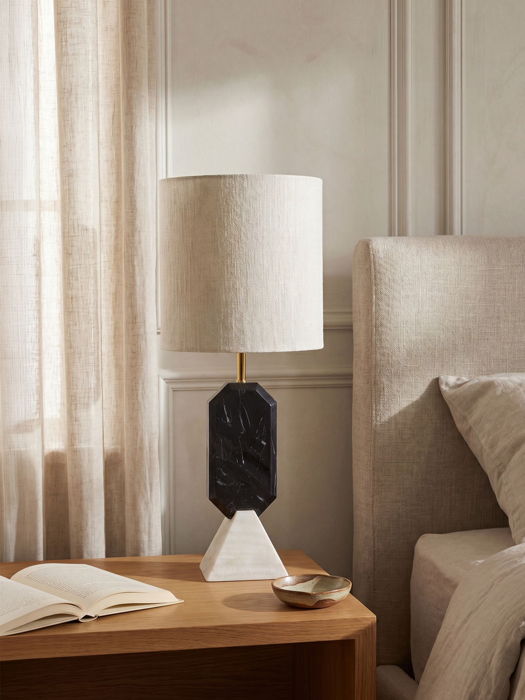 Tischlampe aus Marmor mit Baumwoll-Leinen-Schirm und Holzsockel