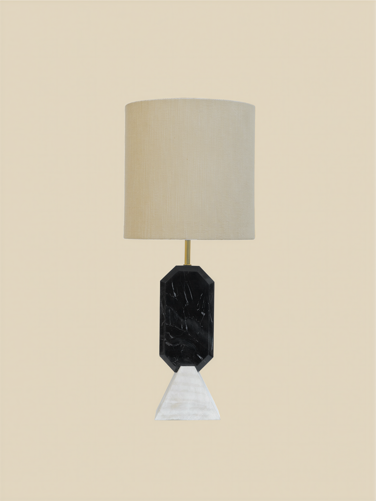 Tischlampe aus Marmor mit Baumwoll-Leinen-Schirm und Holzsockel - Ansicht 3