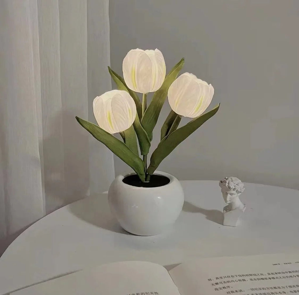Tischlampe mit LED-Tulpen, warmes Licht und dekorativer Keramik