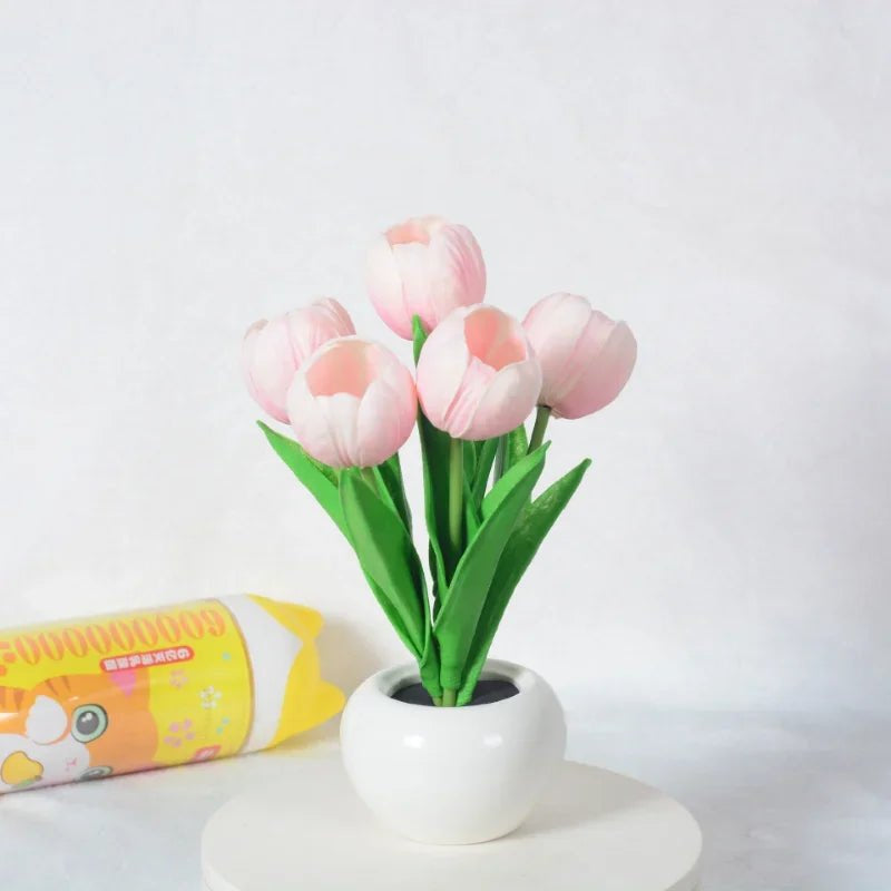 Tischlampe mit LED-Tulpen, warmes Licht und dekorativer Keramik