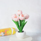Tischlampe mit LED-Tulpen, warmes Licht und dekorativer Keramik