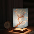 Tischlampe mit Papierschirm, warmes Licht im japanisch-skandinavischen Stil