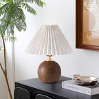 Tischlampe mit plissiertem Stoffschirm, LED und drei Lichtfarben