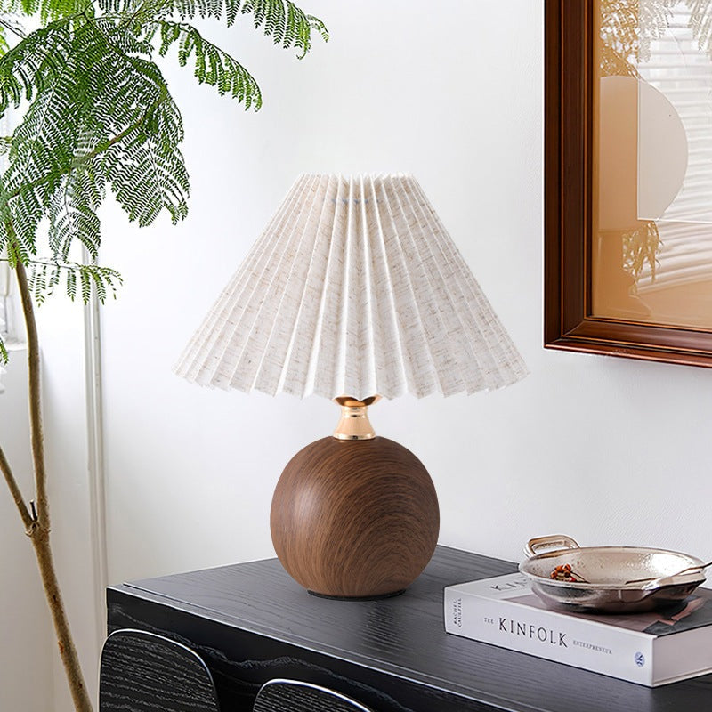 Tischlampe mit plissiertem Stoffschirm, LED und drei Lichtfarben