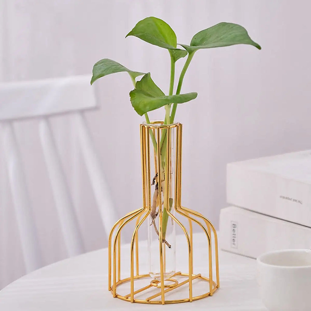 Vase aus Glas mit geometrischem Metallgestell in Flaschenform
