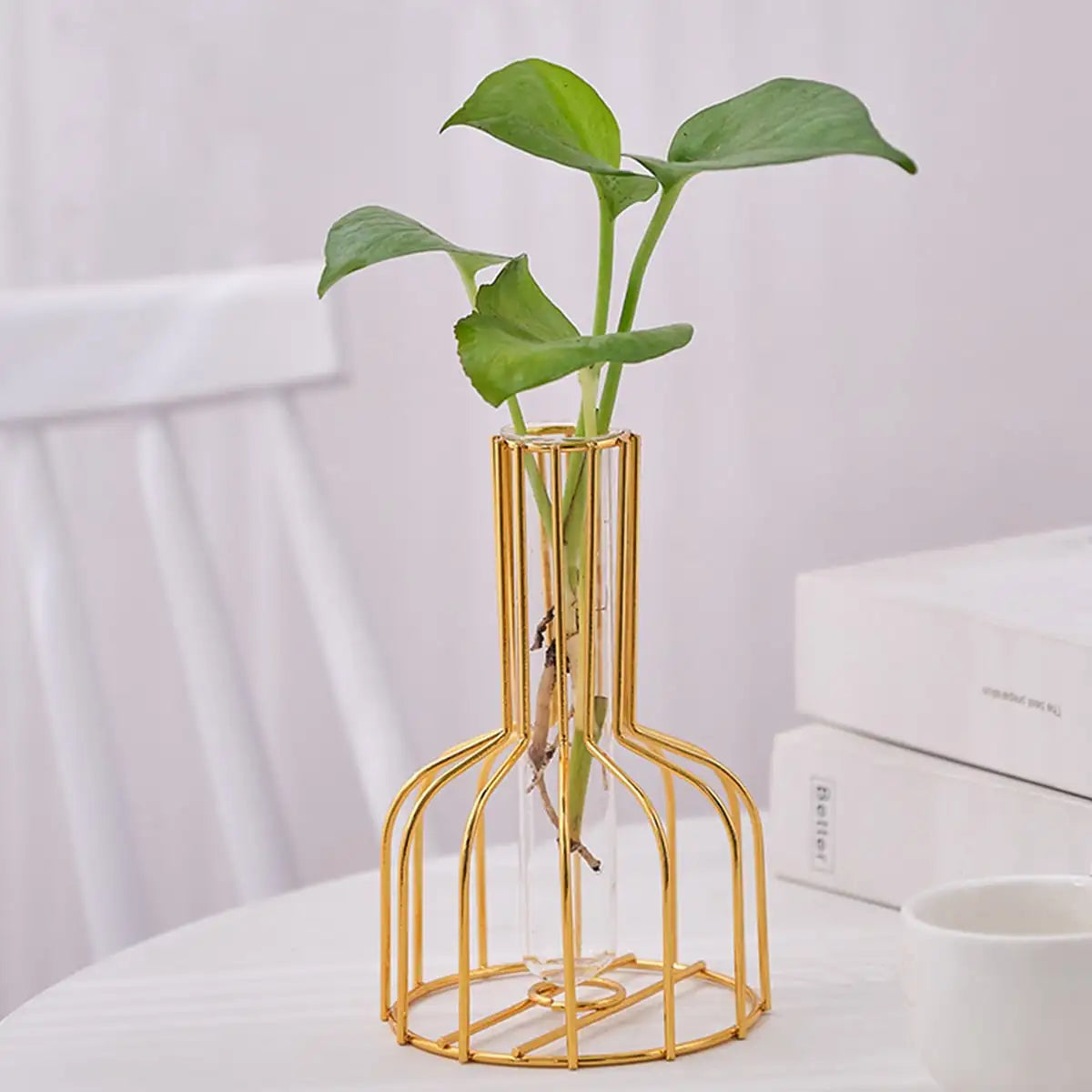 Vase aus Glas mit geometrischem Metallgestell in Flaschenform