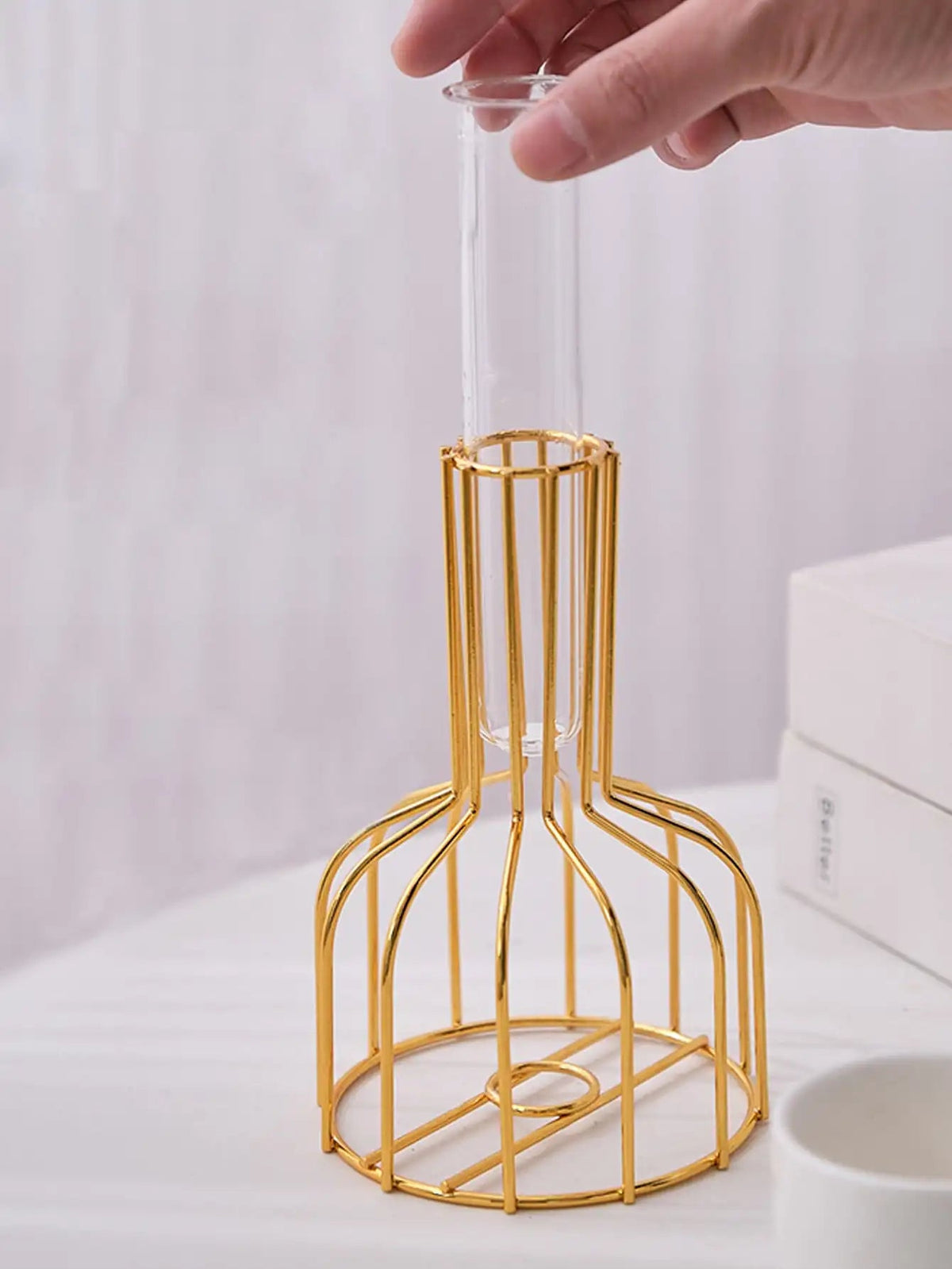 Vase aus Glas mit geometrischem Metallgestell in Flaschenform - Ansicht 3