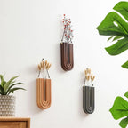 Vase aus Glas mit handgefertigtem Holzrahmen zur Wandmontage