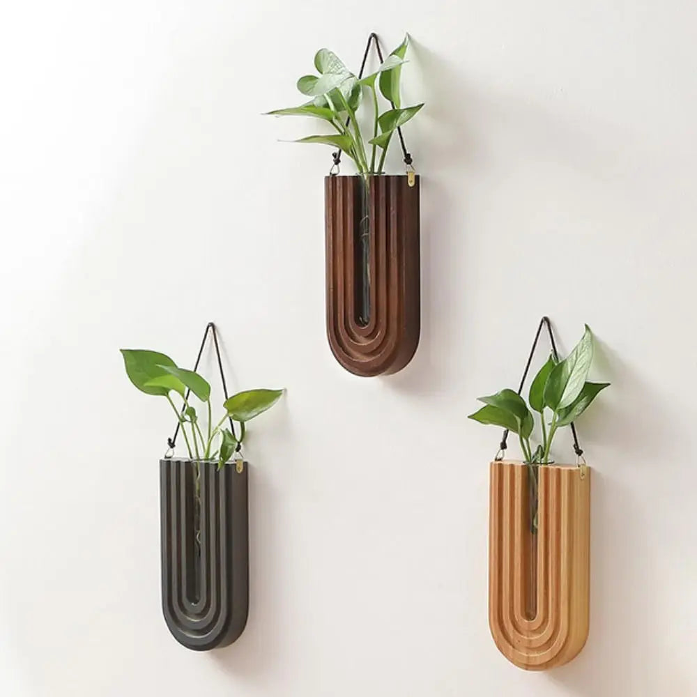 Vase aus Glas mit handgefertigtem Holzrahmen zur Wandmontage