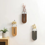 Vase aus Glas mit handgefertigtem Holzrahmen zur Wandmontage