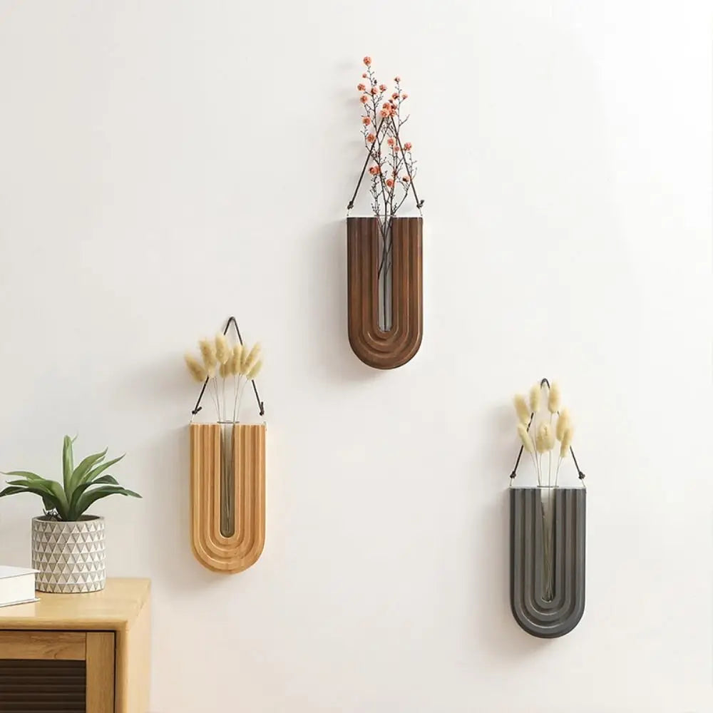 Vase aus Glas mit handgefertigtem Holzrahmen zur Wandmontage