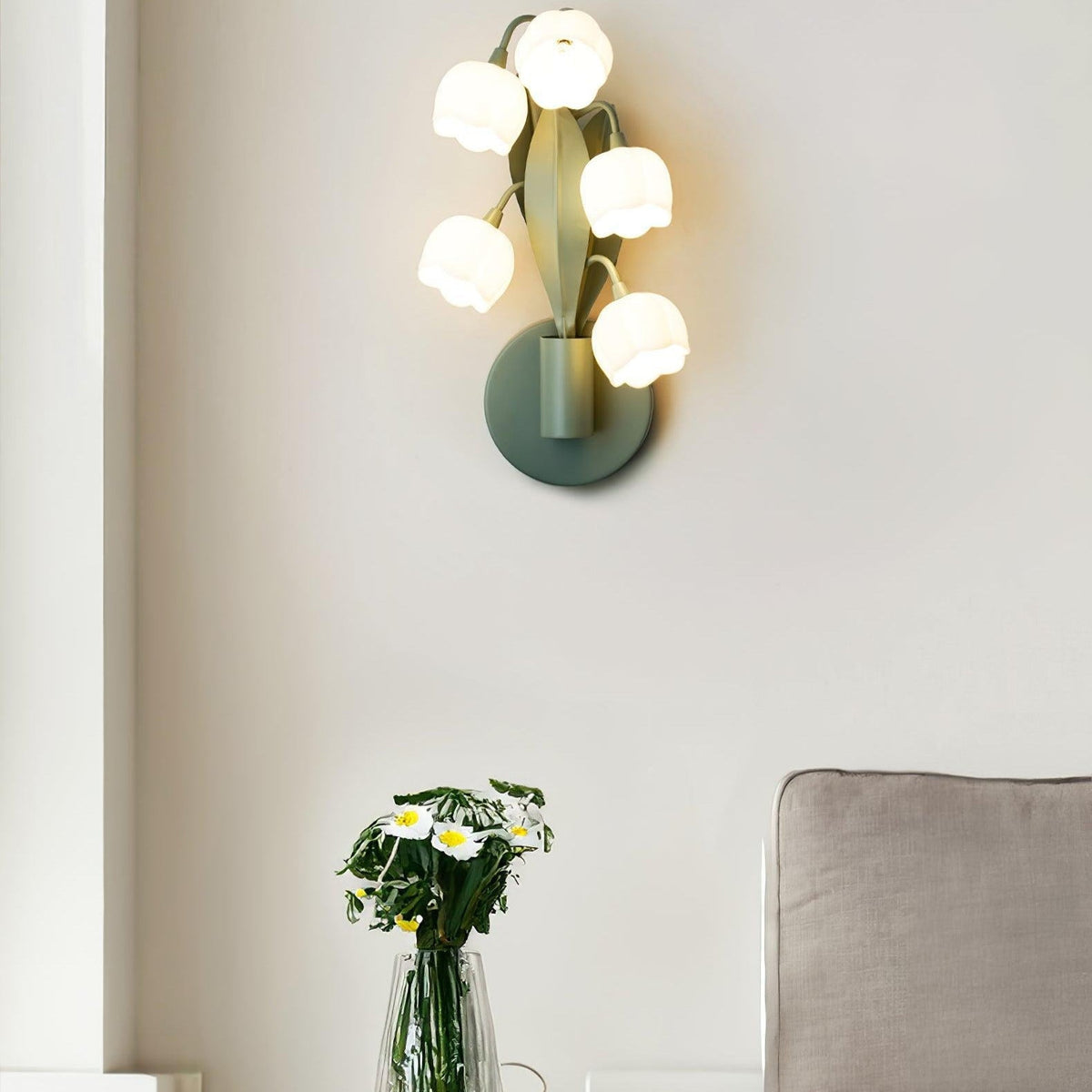 Wandlampe mit Orchideenmotiv, G4-Fassung und botanischem Blattwerk