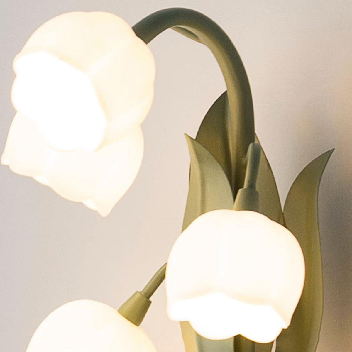 Wandlampe mit Orchideenmotiv, G4-Fassung und botanischem Blattwerk