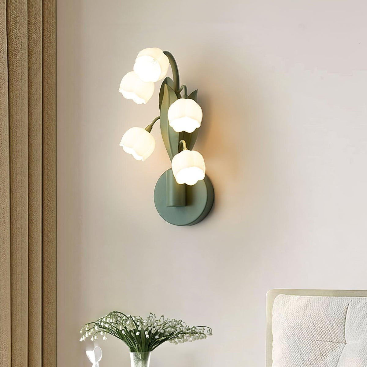 Wandlampe mit Orchideenmotiv, G4-Fassung und botanischem Blattwerk