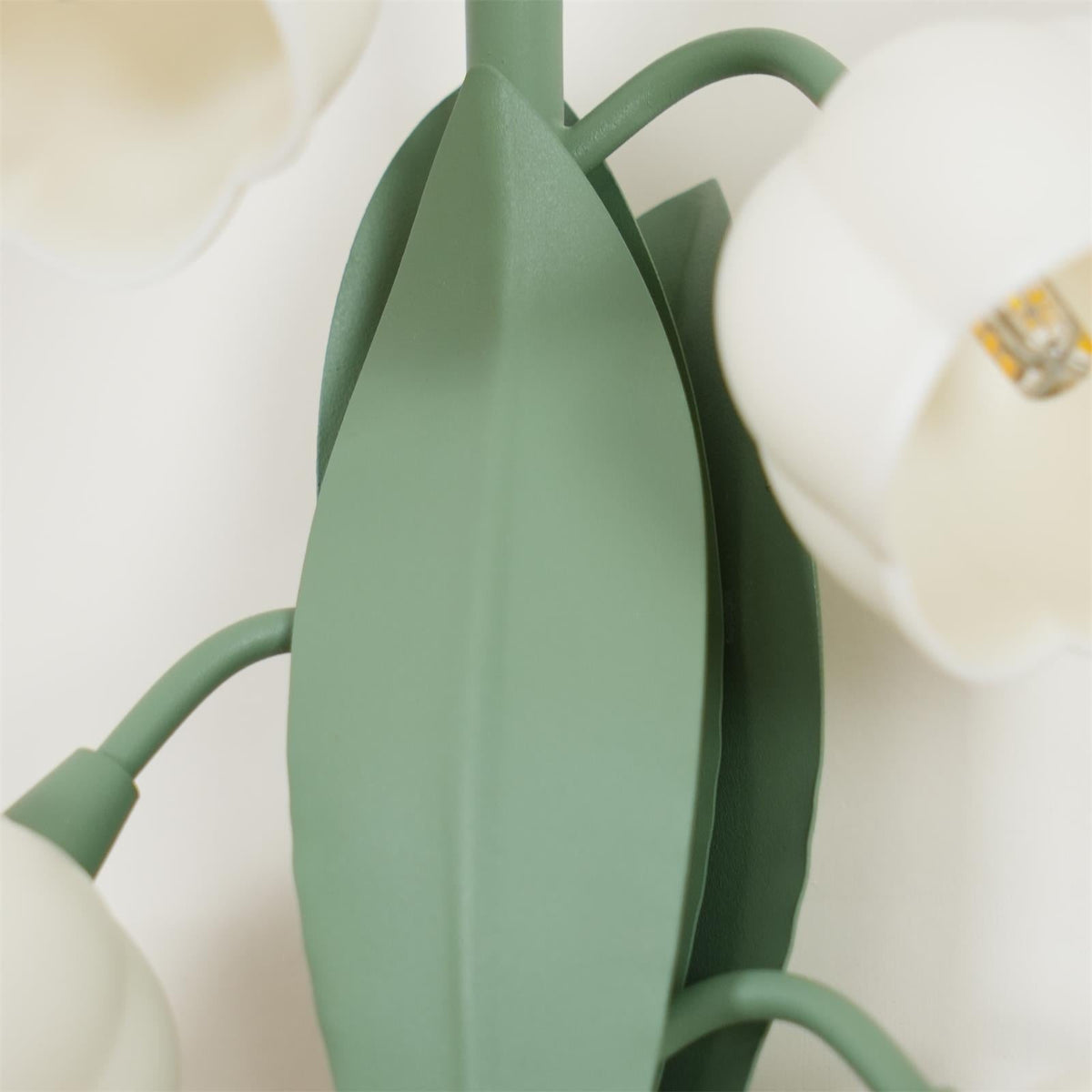 Wandlampe mit Orchideenmotiv, G4-Fassung und botanischem Blattwerk