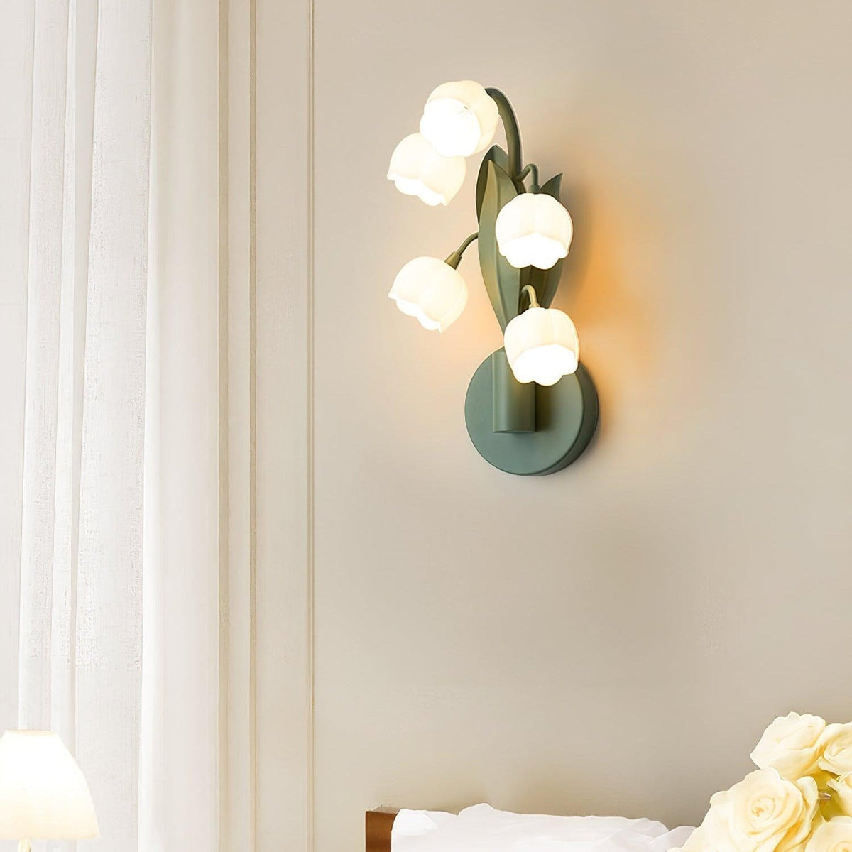 Wandlampe mit Orchideenmotiv, G4-Fassung und botanischem Blattwerk