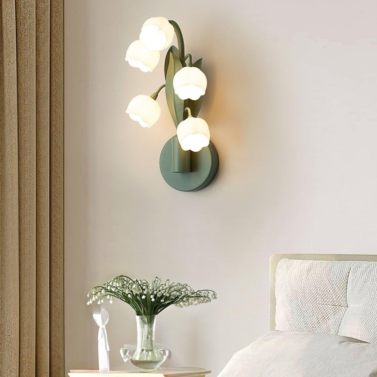 Wandlampe mit Orchideenmotiv, G4-Fassung und botanischem Blattwerk