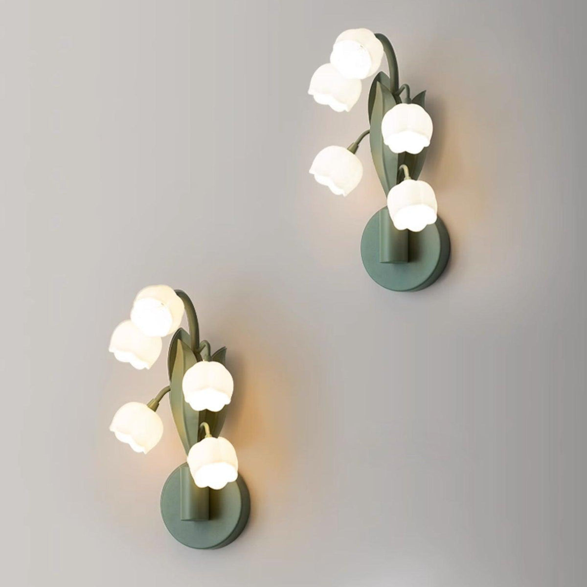 Wandlampe mit Orchideenmotiv, G4-Fassung und botanischem Blattwerk