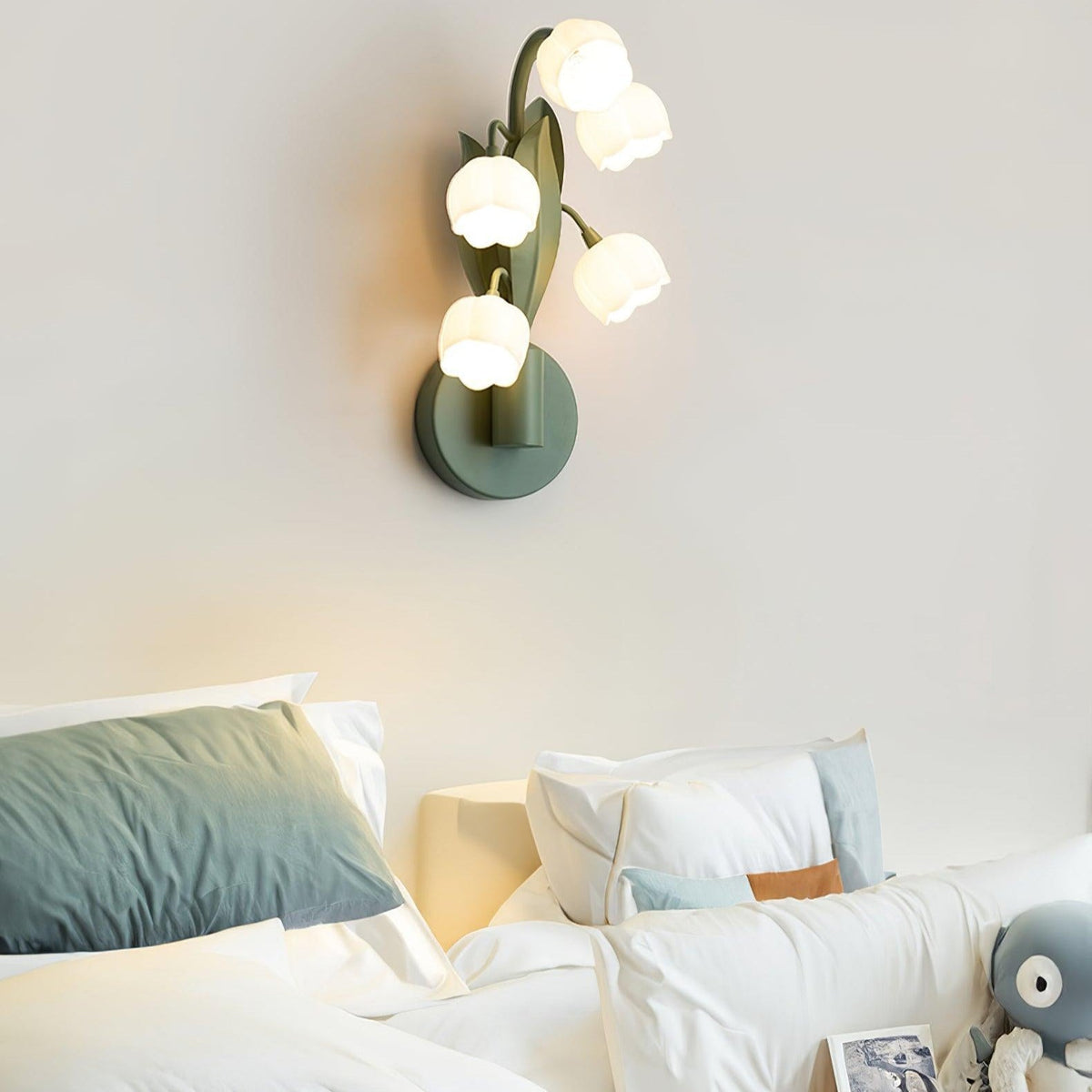Wandlampe mit Orchideenmotiv, G4-Fassung und botanischem Blattwerk