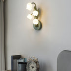 Wandlampe mit Orchideenmotiv, G4-Fassung und botanischem Blattwerk