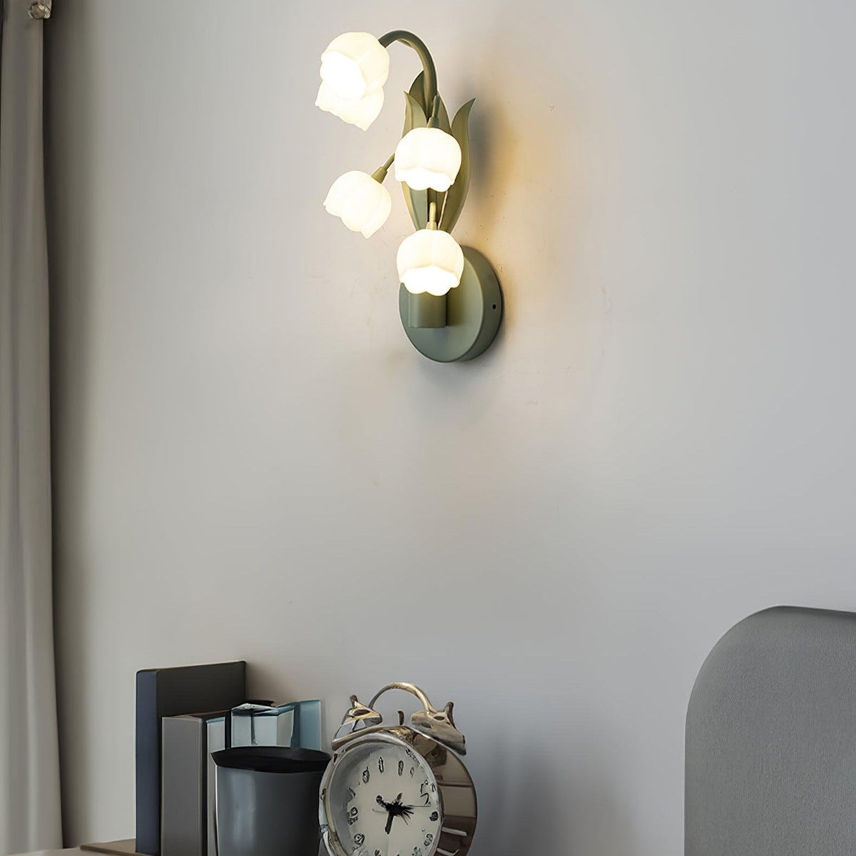 Wandlampe mit Orchideenmotiv, G4-Fassung und botanischem Blattwerk