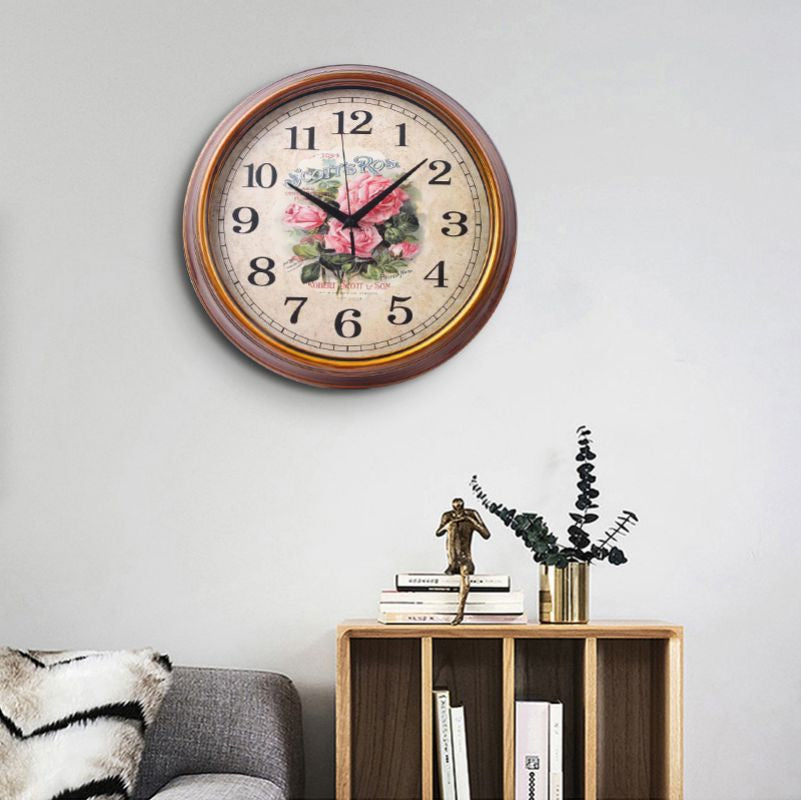 Wanduhr im nostalgischen Stil mit Blumenmotiv und grossen Ziffern