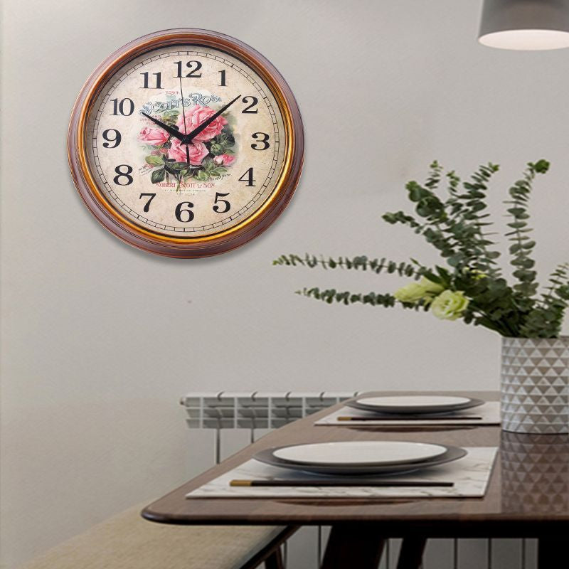 Wanduhr im nostalgischen Stil mit Blumenmotiv und grossen Ziffern