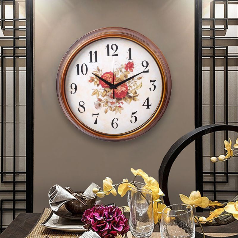 Wanduhr im nostalgischen Stil mit Blumenmotiv und grossen Ziffern