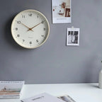 Wanduhr in Holzoptik, rund und leise im skandinavischen Stil