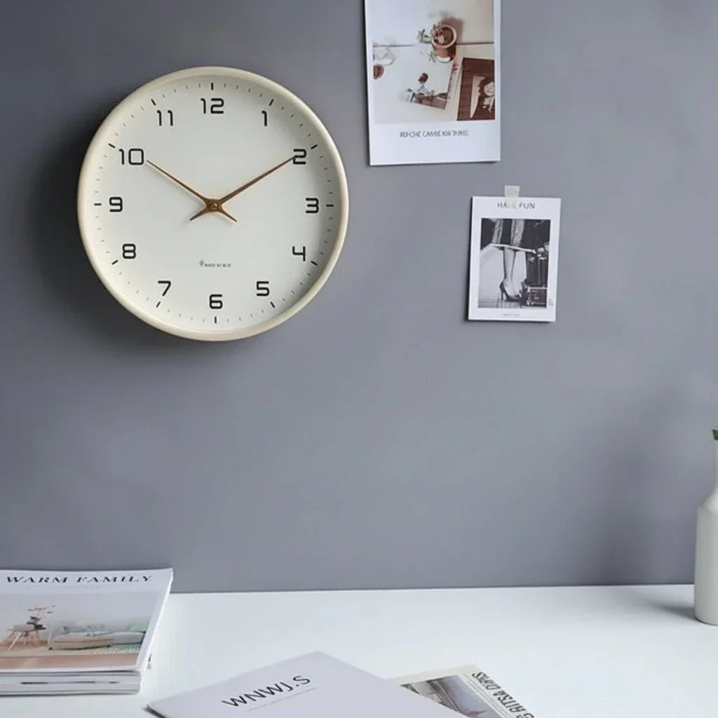 Wanduhr in Holzoptik, rund und leise im skandinavischen Stil