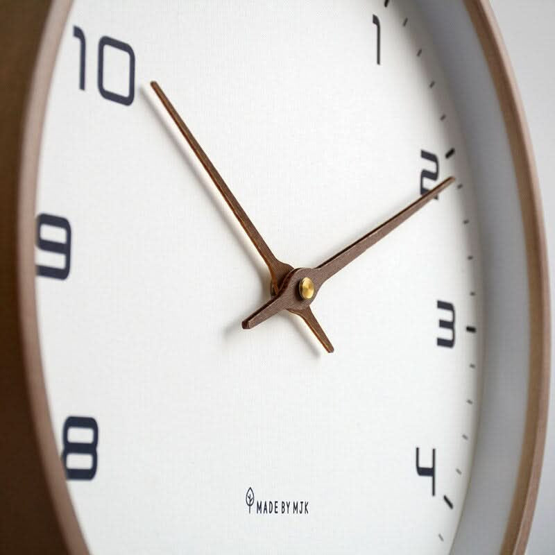 Wanduhr in Holzoptik, rund und leise im skandinavischen Stil - Ansicht 5