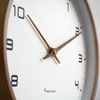 Wanduhr in Holzoptik, rund und leise im skandinavischen Stil - Ansicht 5
