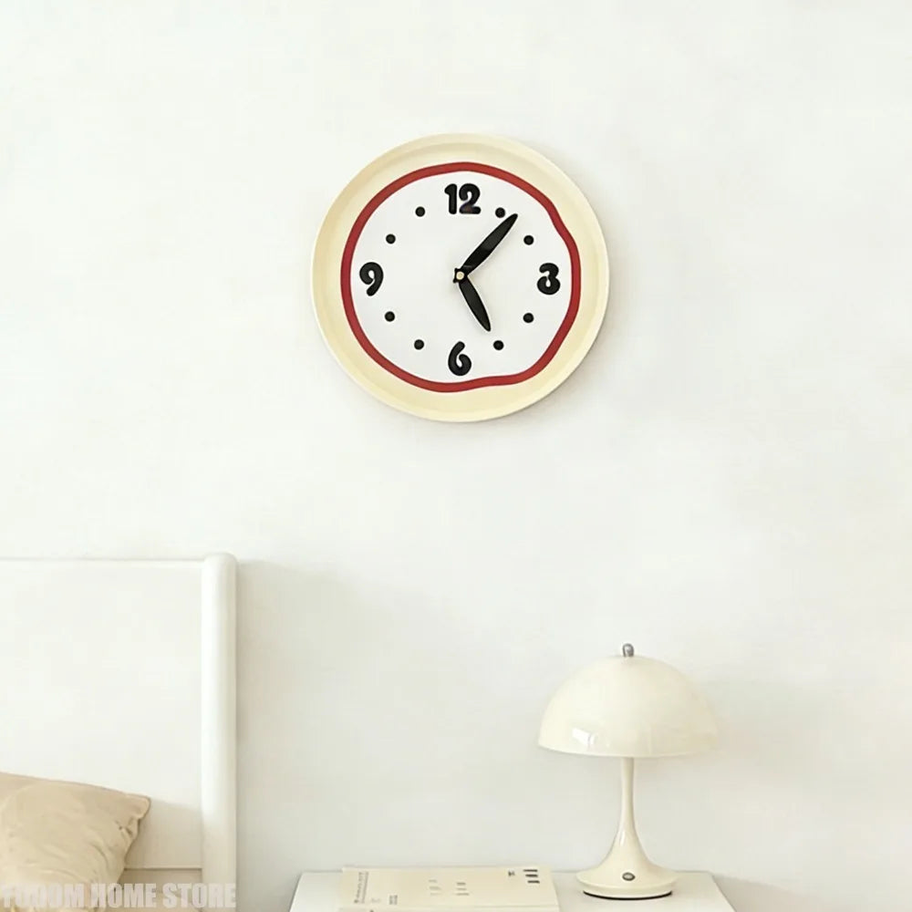 Wanduhr mit lautlosem Quarzwerk und geschwungenem Rahmen - Ansicht 3
