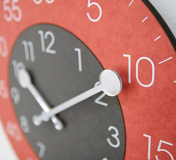 Wanduhr rund und rahmenlos mit kontrastreichem Zifferblatt - Ansicht 2