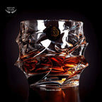 Whiskyglas aus Kristallglas mit Wellenrelief und glatter Innenseite