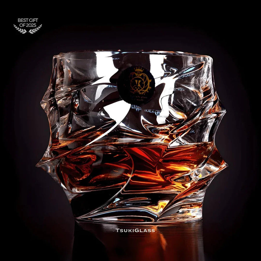 Whiskyglas aus Kristallglas mit Wellenrelief und glatter Innenseite
