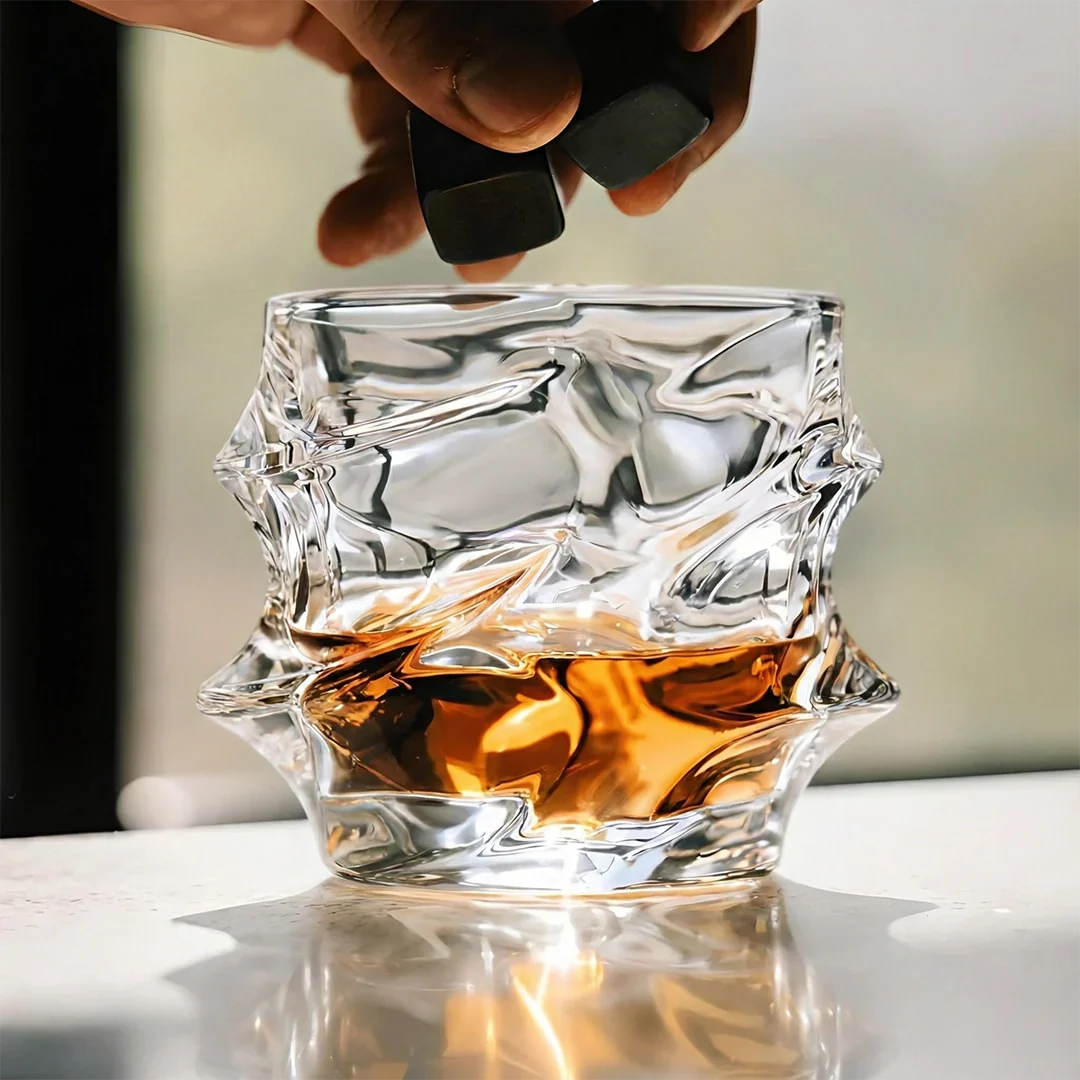 Whiskyglas aus Kristallglas mit Wellenrelief und glatter Innenseite - Ansicht 2
